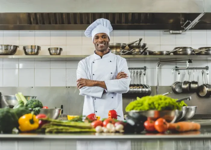 chef-beau-d-afro-américain-se-tenant-à-la-cuisine-de-restaurant-avec-les-bras-croisés-et-le-regard-119825234 chef-beau-d-afro-américain-se-tenant-à-la-cuisine-de-restaurant-avec-les-bras-croisés-et-le-regard-119825234