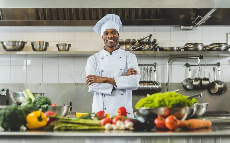 chef-beau-d-afro-américain-se-tenant-à-la-cuisine-de-restaurant-avec-les-bras-croisés-et-le-regard-119825234 chef-beau-d-afro-américain-se-tenant-à-la-cuisine-de-restaurant-avec-les-bras-croisés-et-le-regard-119825234
